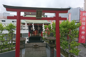 天気の子の屋上の神社のモデルになった朝日稲荷神社